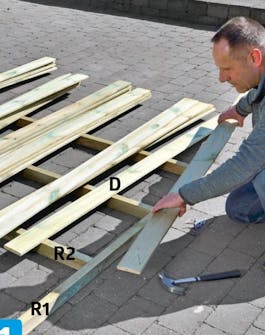 Kledning monteres på utebod Kledning monteres på rammene på utebod